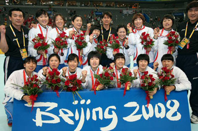 2008베이징올림픽 폐막을 하루앞둔 23일 베이징 국가실내체육관에서 열린 여자핸드볼 시상식에서 동메달을 차지한 한국대표팀이 메달을 보여주며 기뻐하고 있다. 