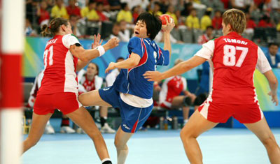  2008베이징올림픽 폐막을 하루앞둔 23일 베이징 국가실내체육관에서 열린 여자핸드볼 동메달결정전에서 최임정(19)이 헝가리 수비수 사이로 슛을 때리고 있다. 