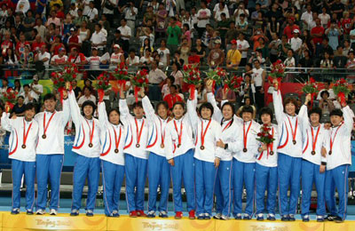 2008베이징올림픽 폐막을 하루앞둔 23일 베이징 국가실내체육관에서 열린 여자핸드볼 시상식에서 동메달을 차지한 한국대표팀이 메달을 보여주며 기뻐하고 있다. 