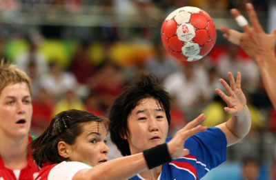 2008베이징올림픽 폐막을 하루앞둔 23일 베이징 국가실내체육관에서 열린 여자핸드볼 동메달결정전 한국-헝가리전에서 김온아(오른쪽)이 헝가리 리타 보르바스(왼쪽 두번째)와 공을 잡기위해 몸싸움을 벌이고 있다. 