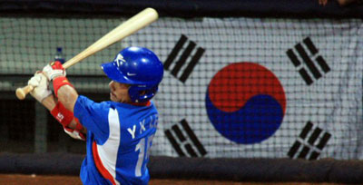  23일 베이징 우커송 야구장에서 벌어진 올림픽 야구 결승전 한국과 쿠바의 경기에서 이용규가 7회초 2사 주자 1,2루에서 2루타를 치고 있다. 