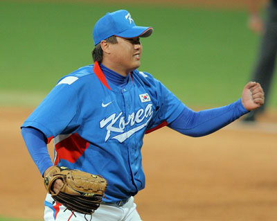 류현진이 23일 베이징 우커송야구장에서 열린 올림픽 야구 결승 한국-쿠바 전 8회말을 마무리한 뒤 환호하고 있다. 