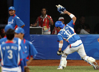 23일 베이징 우커송 야구장에서 열린 야구 결승전 한국대 쿠바 경기에서 9회말 퇴장 명령을 받은 포수 강민호가 마스크를 집어 던지고 있다. 