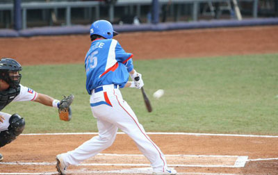 23일 오후 베이징 우커송야구장에서 열린 2008베이징올림픽 야구 결승 한국 대 쿠바 경기에서 1회초 2사 1루때 이승엽이 투런 홈런을 날리고 있다. 