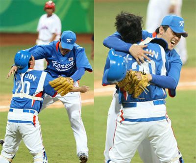 23일 오후 베이징 우커송야구장에서 열린 2008베이징올림픽 야구 결승 한국 대 쿠바 경기에서 마무리 투수 정대현과 포수 진갑용이 금메달을 확정짓고 감격의 포옹을 하고 있다. 