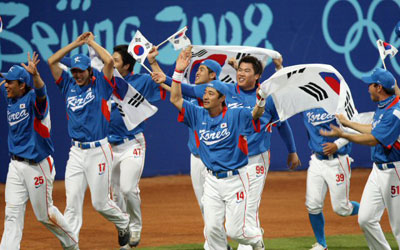 23일 베이징 우커송 야구장에서 열린 야구 결승전 한국대 쿠바 경기에서 3:2로 승리한 한국 대표팀 선수들이 태극기를 들고 경기장을 돌며 환호하고 있다. 