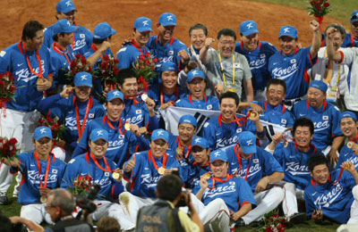 23일 베이징 우커송 야구장에서 열린 야구 결승전 한국대 쿠바 경기에서 금메달을 딴 한국 대표팀 선수들이 기념촬영을 하며 환호하고 있다. 