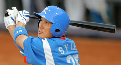 이승엽이 23일 베이징 우커송야구장에서 열린 올림픽 야구 결승 한국-쿠바 전 1회초 2사 1루, 투런홈런을 때려내고 있다. 