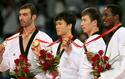 2008베이징올림픽 폐막을 하루 앞둔 23일 베이징 과학기술대학 체육관에서 열린 태권도 남자 80kg이상급 시상식에서 금메달을 목에 건 차동민(왼쪽두번째)이 메달리스트와 함께 시상대에서 메달을 보여주고 있다. 