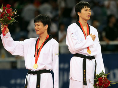 2008베이징올림픽 폐막을 하루 앞둔 23일 베이징 과학기술대학 체육관에서 열린 태권도 남자 80kg이상급 시상식에서 금메달을 목에 건 차동민이 국민의례하고 있다. 