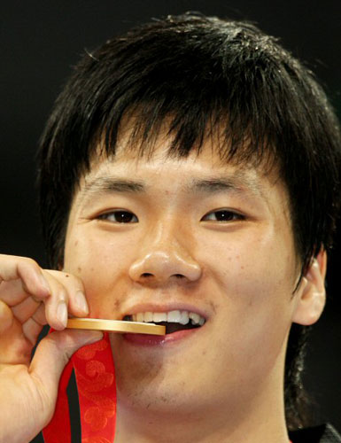2008베이징올림픽 폐막을 하루 앞둔 23일 베이징 과학기술대학 체육관에서 열린 태권도 남자 80kg이상급 시상식에서 차동민이 금메달을 깨물어보고 있다 