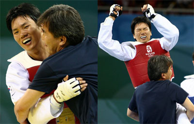 2008베이징올림픽 폐막을 하루 앞둔 23일 베이징 과학기술대학 체육관에서 열린 태권도 남자 80kg이상급 결승에서 차동민이 그리스 알렉산드로스 니콜라이디스를 꺾은 뒤 코치와 함께 기뻐하고 있다. 