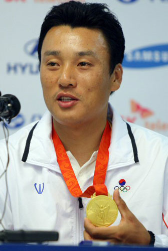 베이징 올림픽 야구대표팀 이승엽이 24일 오전 베이징 프라임호텔 '코리아하우스'에서 기자회견을 갖던 중 금메달을 들어보이고 있다. 