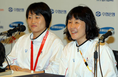 베이징 올림픽 동메달을 획득한 여자 핸드볼 대표팀 오성옥과 오영란이 24일 오전 베이징 프라임호텔 '코리아하우스'에서 기자회견을 갖고 있다. 
