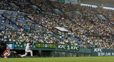 2008 베이징 올림픽 야구대표팀이 쾌조의 9연승으로 금메달을 따 신바람을 일으킨 가운데 26일 잠실야구장에서 열린 프로야구 후반기 첫 경기에서 경기장을 찾은 관중들이 기아-LG전을 관람하고 있다. 