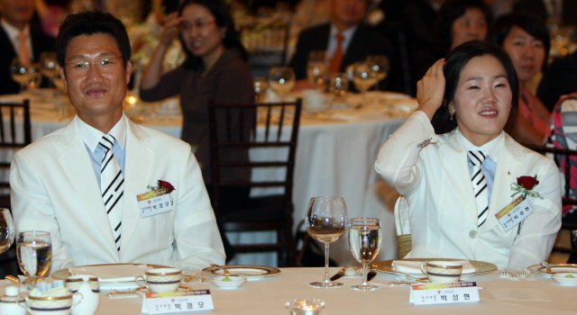 결혼을 발표한 2008 베이징올림픽 양궁 금메달리스트 박경모, 박성현 선수가 28일 오후 논현동 임페리얼 팰리스 호텔에서 열린 개선 환영식에서 웃음을 보이고 있다. 