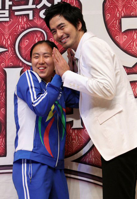 28일 오후 목동에서 베이징 올림픽 배드민턴 은메달리스트 이경원 선수가 탤런트 이진욱과 만나고 있다. 