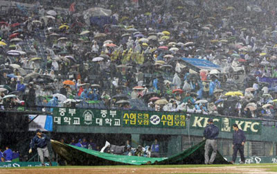 23일 오후 잠실야구장에서 열린 프로야구 플레이오프 6차전 두산 대 삼성 경기가 우천으로 인해 3회말 두산 공격 김현수 타석에서 중단되고 있다. 