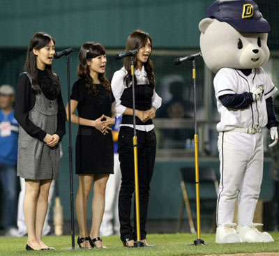 23일 오후 잠실야구장에서 열린 프로야구 플레이오프 6차전 두산 대 삼성 경기에서 여성 9인조 인기 그룹 소녀시대 멤버들이 애국가를 부르고 있다. 