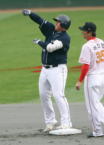 26일 인천 문학경기장에서 열린 2008 프로야구 한국시리즈 1차전 SK 와이번스-두산 베어스 경기에서 두산 최준석(왼쪽)이 2타점 2루타를 친 뒤 환호하고 있다. 