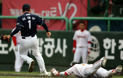 26일 인천 문학경기장에서 열린 2008 프로야구 한국시리즈 1차전 SK 와이번스-두산 베어스 경기에서  SK 박재상이 7회말 1루 슬라이딩을 시도했지만 간발의 차이로 아웃되고 있다. 