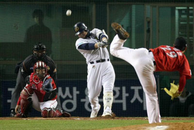 31일 서울 잠실야구장에서 열린 2008 프로야구 한국시리즈 5차전 두산 베어스-SK 와이번스 경기,  두산 김동주가 3회말 2사 상황에서 2루타를 치고 있다. 