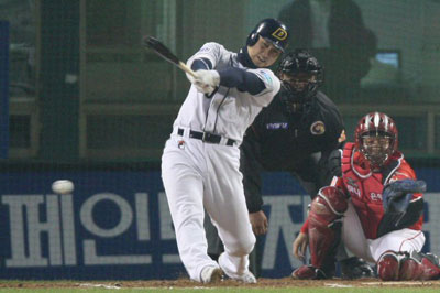 31일 서울 잠실야구장에서 열린 2008 프로야구 한국시리즈 5차전 두산 베어스-SK 와이번스 경기, 두산 유재웅이 2회말 무사 1루 상황에서 안타를 치고 있다. 