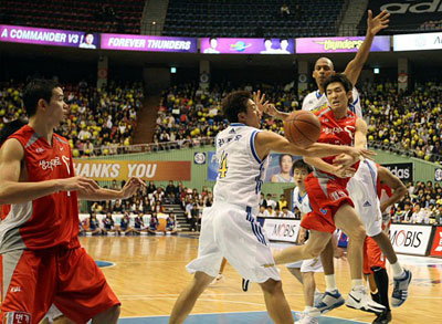 1일 오후 잠실실내체육관에서 열린 2008-2009 프로농구 서울 삼성-서울 SK 경기에서 SK 박성운이 삼성 김동욱의 수비를 피해 김민수에게 재치있는 패스를 하고 있다. 