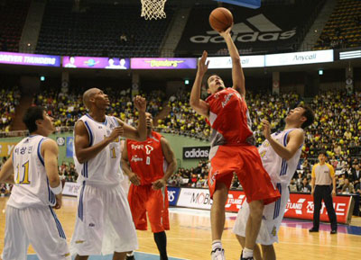 1일 오후 잠실실내체육관에서 열린 2008-2009 프로농구 서울 삼성-서울 SK 경기에서 SK 김민수가 골밑슛을 하고 있다. 