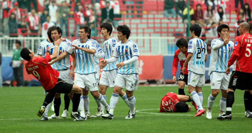  2일 부산 아시아드주경기장에서 열린 프로축구 K리그 부산 아이파크 대 FC 서울경기. 부산 김태영에 대한 서울 이청용의 거친 반칙으로 양팀선수들이 신경전을 벌이는 과정에서 부산 정성훈(맨왼쪽)이 서울 데얀에 밀려 넘어지고 있다. 