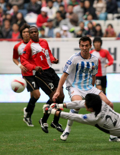   2일 부산 아시아드주경기장에서 열린 프로축구 K리그 부산 아이파크 대 FC 서울경기. 부산 골키퍼 정유석(아래)이 서울 데얀에 앞서 손으로 볼을 쳐내고 있다. 