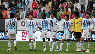   2일 부산 아시아드주경기장에서 열린 프로축구 K리그 부산 아이파크 대 FC 서울경기에서 2대0으로 패한 서울 선수들이 허탈한 표정을 짓고 있다. 