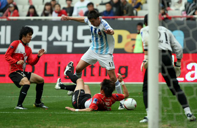   2일 부산 아시아드주경기장에서 열린 프로축구 K리그 부산 아이파크 대 FC 서울경기. 부산 이강진(아래)이 태클로 서울 데얀의 공격을 막아내고 있다. 