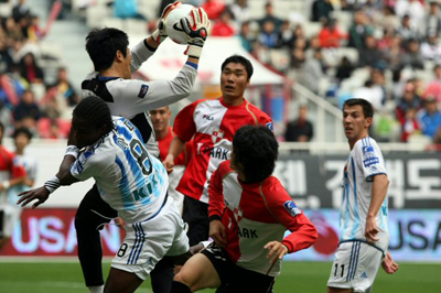   2일 부산 아시아드주경기장에서 열린 프로축구 K리그 부산 아이파크 대 FC 서울경기. 부산 골키퍼 정유석이 서울 아디에 앞서 공중볼을 잡아내고 있다. 