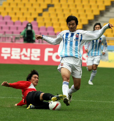   2일 부산 아시아드주경기장에서 열린 프로축구 K리그 부산 아이파크 대 FC 서울경기. 서울 이승렬(위)이 부산의 태클에 걸려 공격을 저지당하고 있다. 