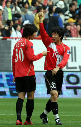  2일 부산 아시아드주경기장에서 열린 프로축구 K리그 부산 아이파크 대 FC 서울경기. 부산 이승현(오른쪽)이 선제골을 터뜨리고 환호하고 있다. 