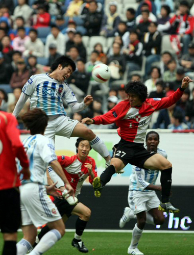  2일 부산 아시아드주경기장에서 열린 프로축구 K리그 부산 아이파크 대 FC 서울경기. 서울 이상협(왼쪽)과 부산 김창수가 공중볼을 다투고 있다.
 