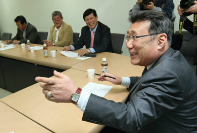   5일 오후 서울 도곡동 한국야구위원회(KBO)에서 열린 WBC 감독 선임을 위한 기술위원회에서 하일성(오른쪽) KBO 사무총장이 인사말을 하고 있다.
 