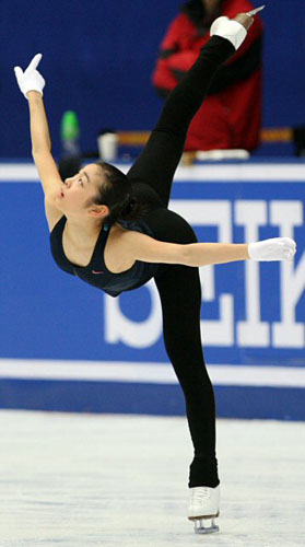   '피겨 퀸' 김연아가 2008-2009 국제빙상경기연맹(ISU) 시니어 피겨스케이팅 그랑프리 3차 대회 '컵 오브 차이나' 출전을 앞두고 5일 오후 베이징 수도체육관에서 가진 공식연습에서 스파이럴 연기 연습을 하고 있다. 