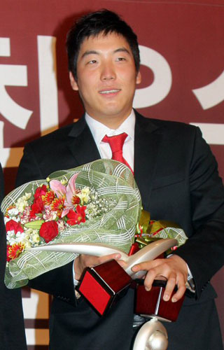  6일 오후 서울 소공동 롯데호텔에서 2008 삼성PAVV 프로야구 최우수선수(MVP)/최우수신인선수 투표 및 각 부문별 시상식에서 수위타자와 최다안타, 최고출루율상을 수상한 두산 김현수가 트로피를 들고 포즈를 취하고 있다. 