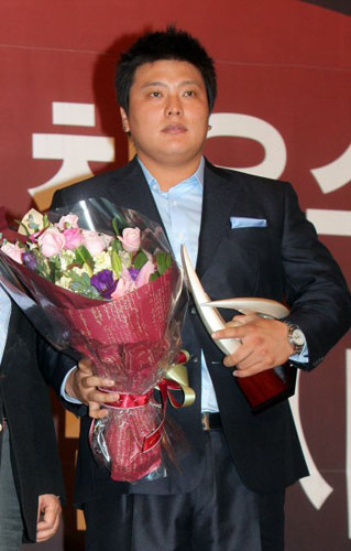  6일 오후 서울 소공동 롯데호텔에서 2008 삼성PAVV 프로야구 최우수선수(MVP)/최우수신인선수 투표 및 각 부문별 시상식에서 최다홈런과 최고장타율상을 수상한 한화 김태균이 트로피를 들고 포즈를 취하고 있다. 