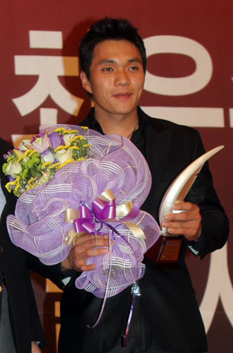  6일 오후 서울 소공동 롯데호텔에서 2008 삼성PAVV 프로야구 최우수선수(MVP)/최우수신인선수 투표 및 각 부문별 시상식에서 최다득점상을 수상한 두산 이종욱이 트로피를 들고 포즈를 취하고 있다. 