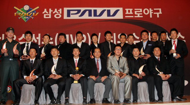   6일 오후 서울 소공동 롯데호텔에서 2008 삼성PAVV 프로야구 최우수선수(MVP)/최우수신인선수 투표 및 각 부문별 시상식에서 최우수선수상을 수상한 SK 김광현과 최우수신인선수상을 수상한 삼성 최형우 등 각 부문 수상자들이 신상우 총재와 기념촬영을 하고 있다. 