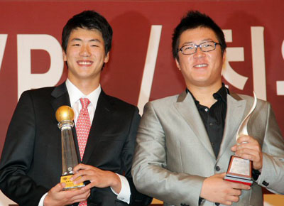  6일 오후 서울 소공동 롯데호텔에서 2008 삼성PAVV 프로야구 최우수선수(MVP)/최우수신인선수 투표 및 각 부문별 시상식에서 최우수선수상을 수상한 SK 김광현과 최우수신인선수상을 수상한 삼성 최형우가 트로피를 들고 포즈를 취하고 있다. 