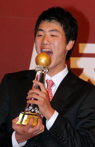   6일 오후 서울 소공동 롯데호텔에서 2008 삼성PAVV 프로야구 최우수선수(MVP)/최우수신인선수 투표 및 각 부문별 시상식에서 최우수선수상을 수상한 SK 김광현이 트로피를 들고 익살스런 포즈를 취하고 있다. 