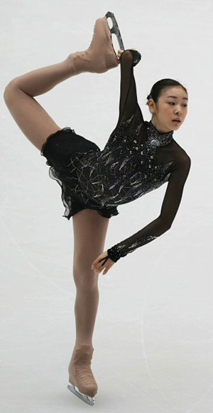 '피겨 퀸' 김연아가 6일 오후 2008-2009 국제빙상경기연맹(ISU) 시니어 피겨스케이팅 그랑프리 3차 대회 '컵 오브 차이나'가 열리는 베이징 수도체육관에서 가진 최종연습에서 배경음악인 '죽음의 무도'에 맞춰 쇼트프로그램 연기를 펼치고 있다. 