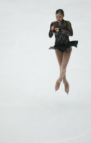 '피겨 퀸' 김연아가 6일 오후 2008-2009 국제빙상경기연맹(ISU) 시니어 피겨스케이팅 그랑프리 3차 대회 '컵 오브 차이나'가 열리는 베이징 수도체육관에서 쇼트프로그램 배경음악인 '죽음의 무도'에 맞춰 최종 연습을 하고 있다. 