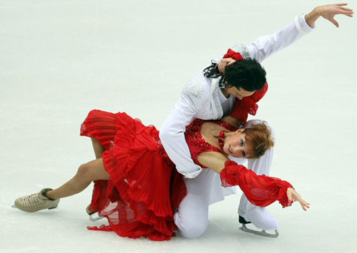  6일 오후 중국 베이징 수도체육관에서 열린 2008-2009 국제빙상경기연맹(ISU) 시니어 피겨스케이팅 그랑프리 3차 대회 '컵 오브 차이나' 아이스댄싱 컴펄서리댄스에서 러시아의 야나 초클로바-세르게이 노비츠키가 환상적인 연기를 펼치고 있다. 