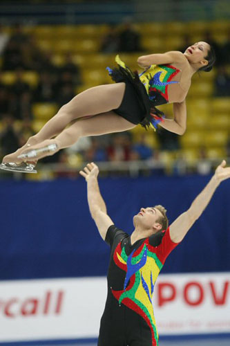   6일 오후 중국 베이징 수도체육관에서 열린 2008-2009 국제빙상경기연맹(ISU) 시니어 피겨스케이팅 그랑프리 3차 대회 '컵 오브 차이나' 페어 쇼트프로그램 경기에서 미국의 이보라 아만다-라드윅 마크가 환상적인 연기를 펼치고 있다. 