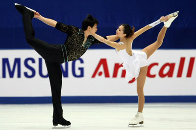   6일 오후 중국 베이징 수도체육관에서 열린 2008-2009 국제빙상경기연맹(ISU) 시니어 피겨스케이팅 그랑프리 3차 대회 '컵 오브 차이나' 페어 쇼트프로그램 경기에서 장단-장하오가 환상의 연기를 펼치고 있다. 